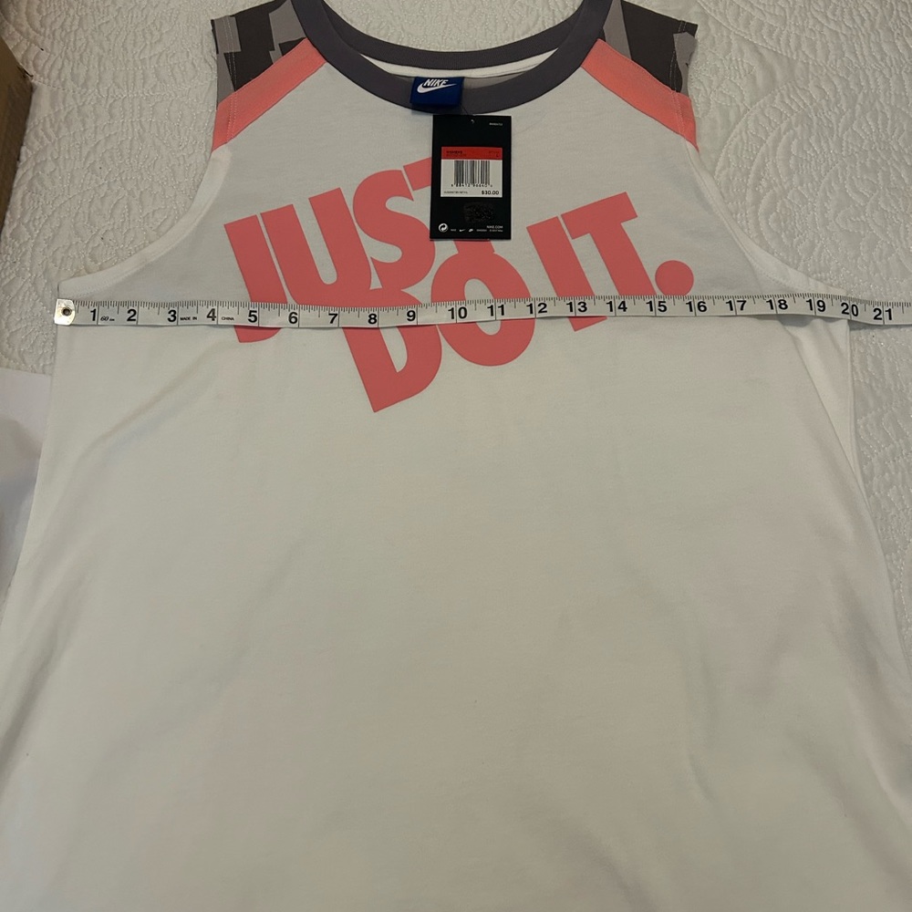 New Nike women’s top